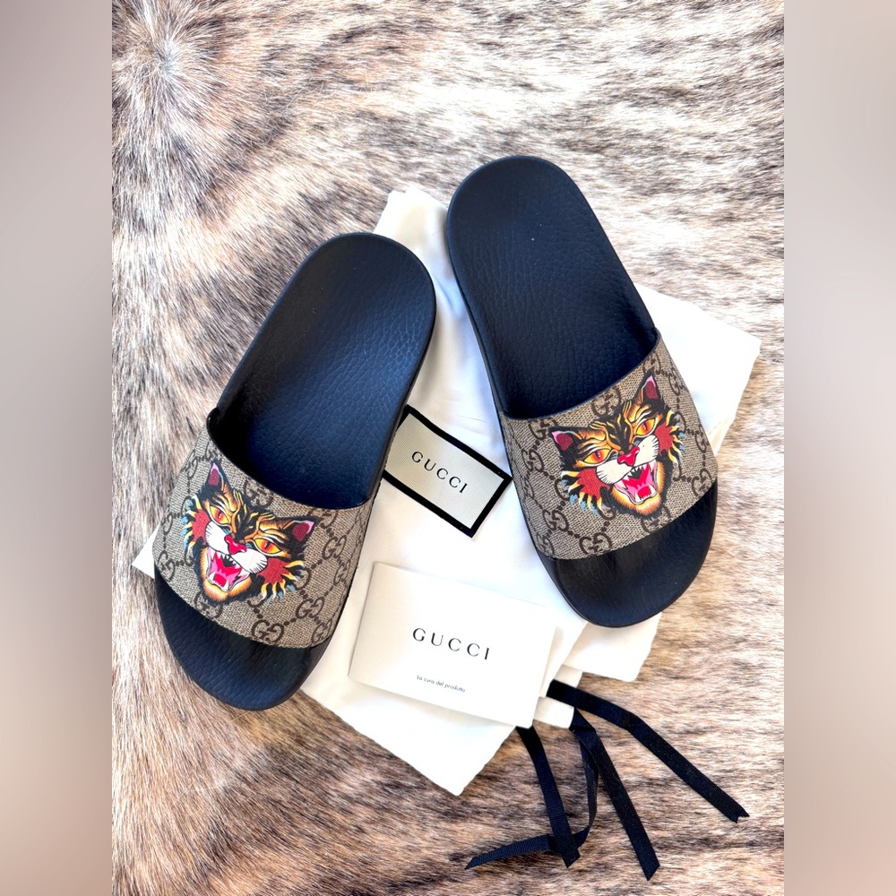Gucci women’s GG Supreme Slide Sandals. Size 7 (37EU).